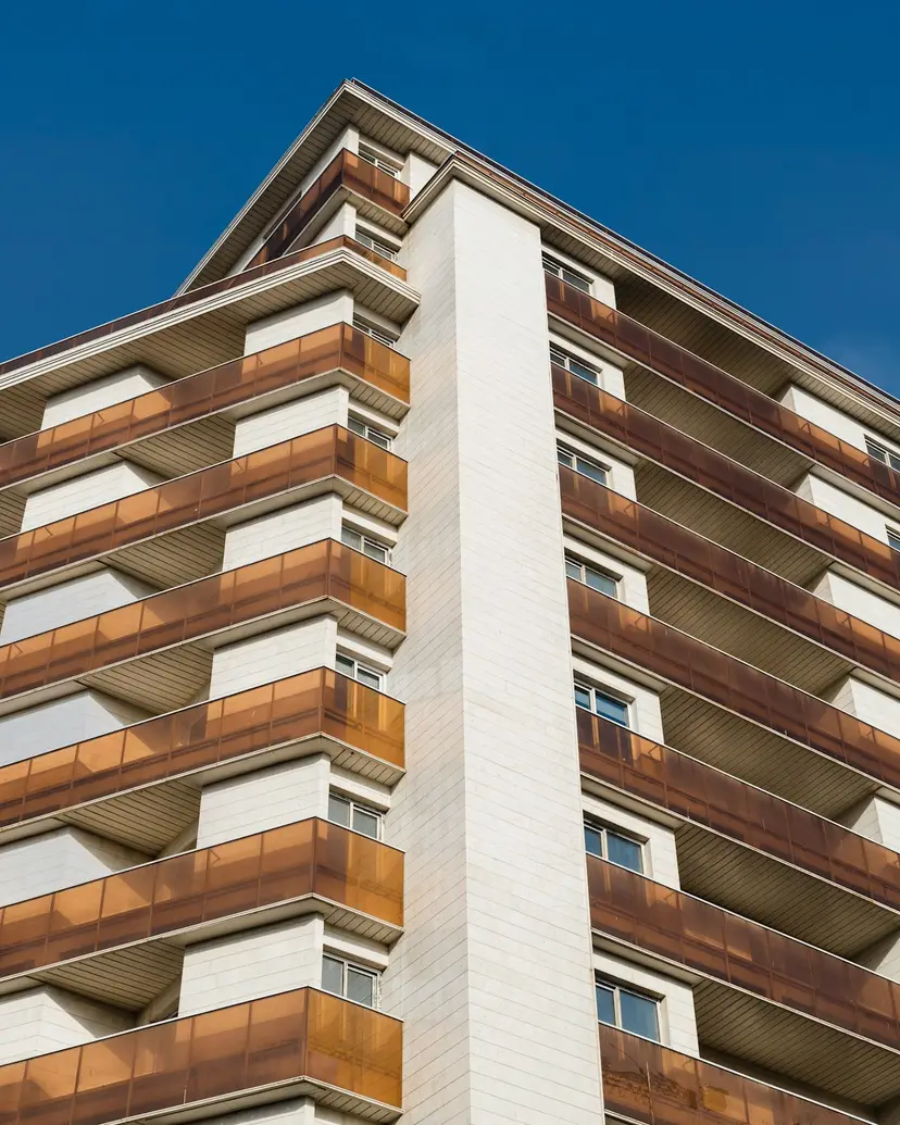 Balkonlu bir apartman binasının cephesi